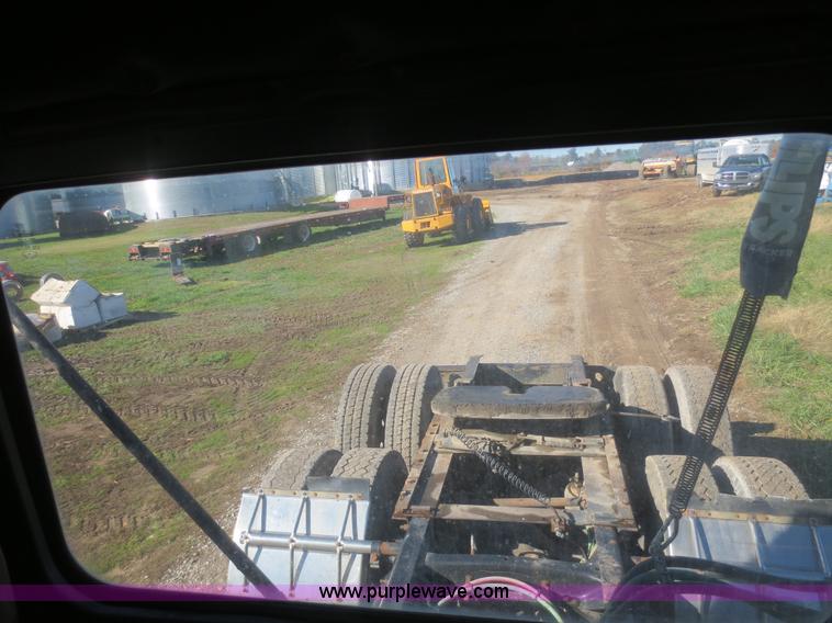 image for item F8040 2000 Freightliner FLD semi truck