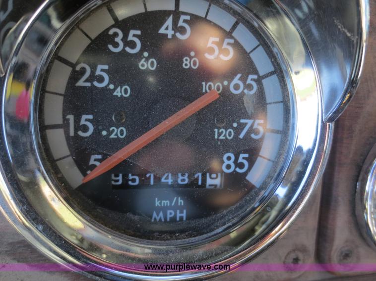 image for item F8040 2000 Freightliner FLD semi truck