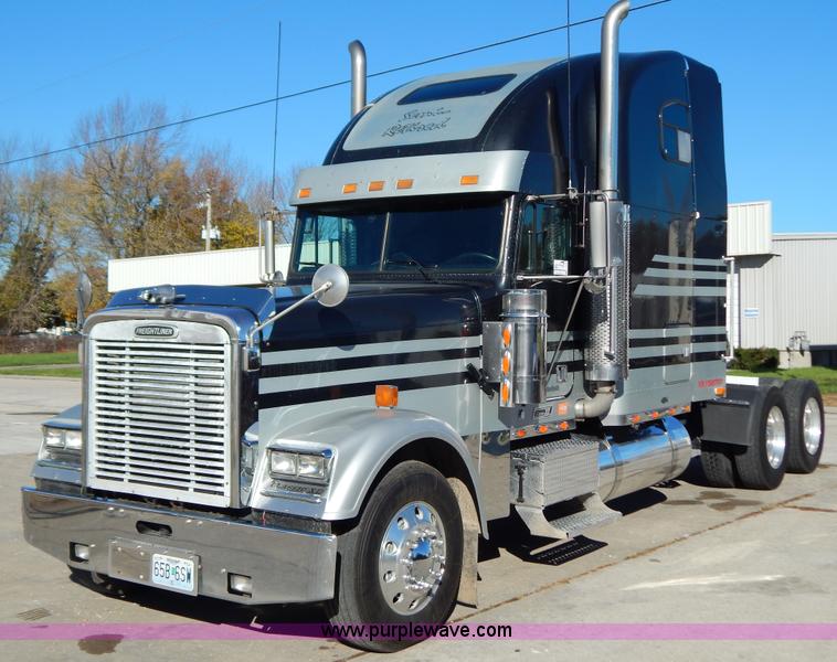 image for item H3996 2000 Freightliner FLD Classic XL semi truck