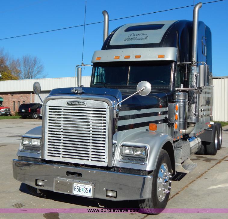 image for item H3996 2000 Freightliner FLD Classic XL semi truck