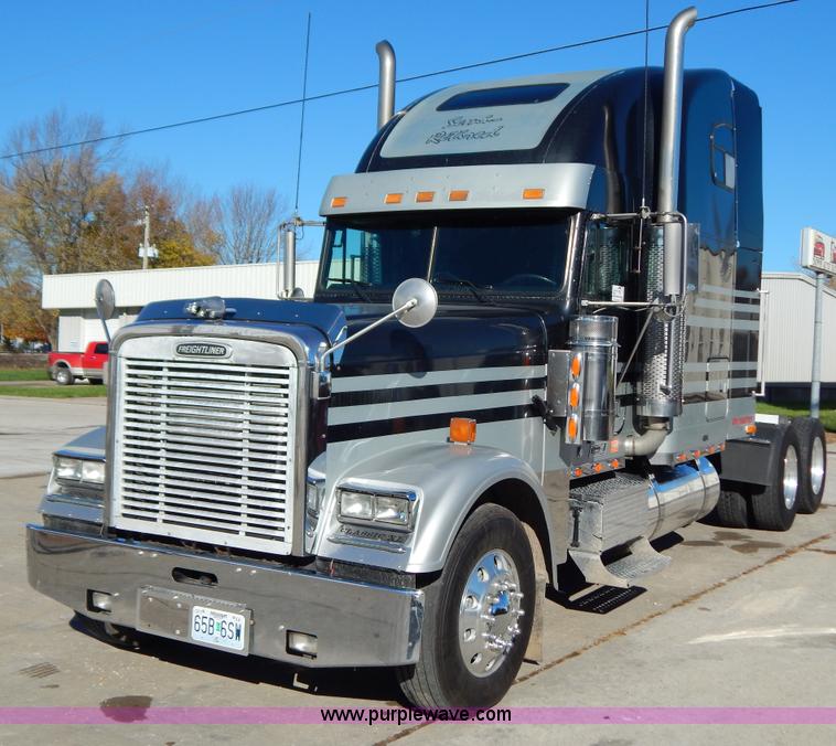 image for item H3996 2000 Freightliner FLD Classic XL semi truck