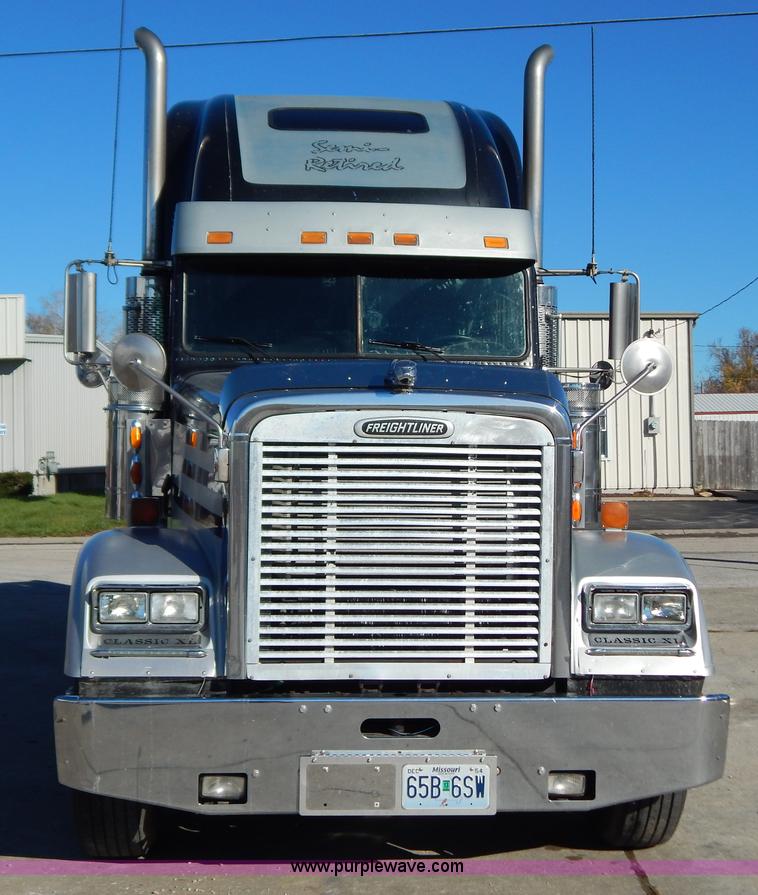 image for item H3996 2000 Freightliner FLD Classic XL semi truck
