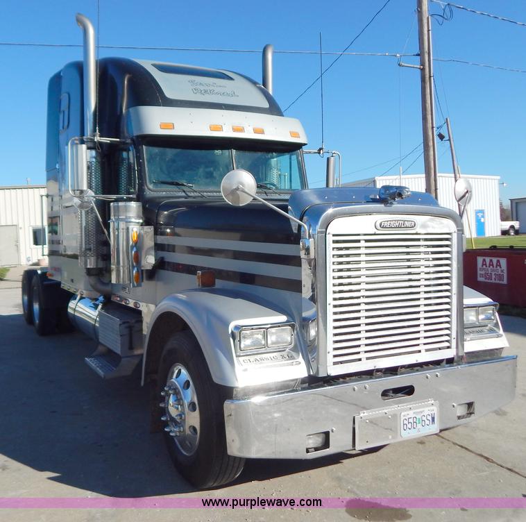 image for item H3996 2000 Freightliner FLD Classic XL semi truck