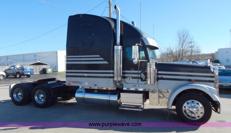 image for item H3996 2000 Freightliner FLD Classic XL semi truck