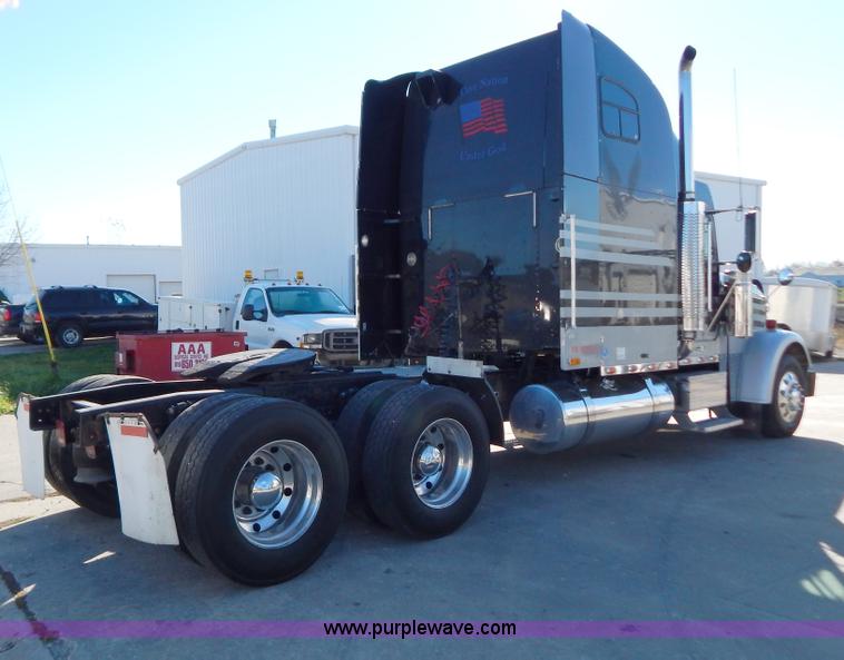 image for item H3996 2000 Freightliner FLD Classic XL semi truck