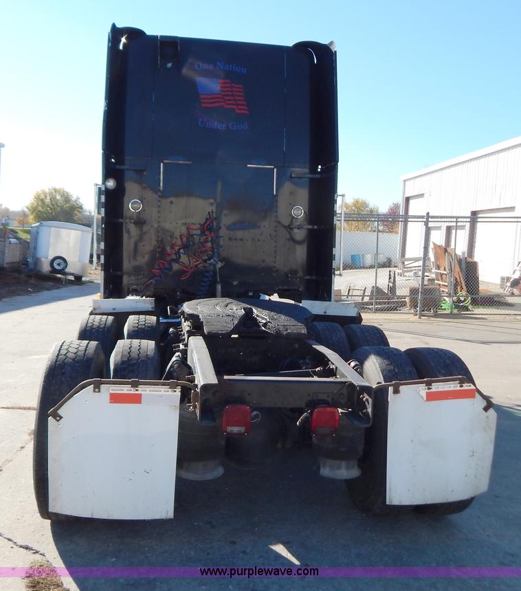 image for item H3996 2000 Freightliner FLD Classic XL semi truck