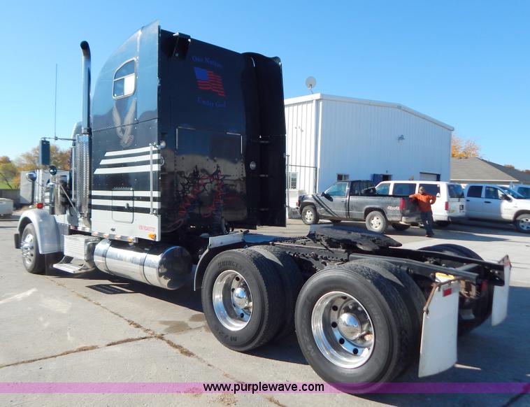 image for item H3996 2000 Freightliner FLD Classic XL semi truck