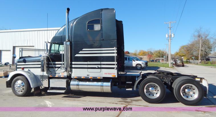 image for item H3996 2000 Freightliner FLD Classic XL semi truck