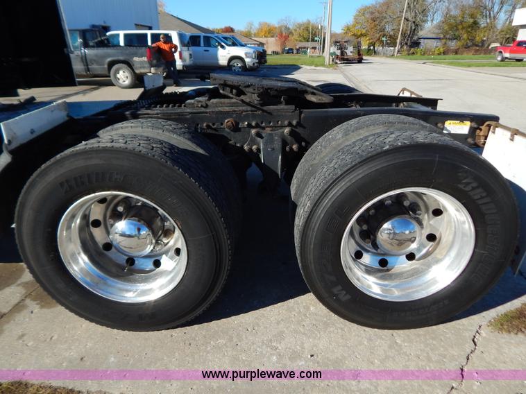 image for item H3996 2000 Freightliner FLD Classic XL semi truck