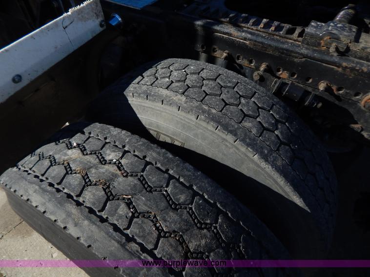 image for item H3996 2000 Freightliner FLD Classic XL semi truck