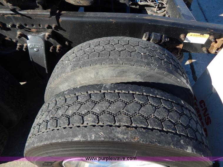 image for item H3996 2000 Freightliner FLD Classic XL semi truck