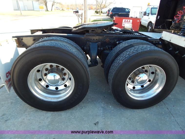 image for item H3996 2000 Freightliner FLD Classic XL semi truck