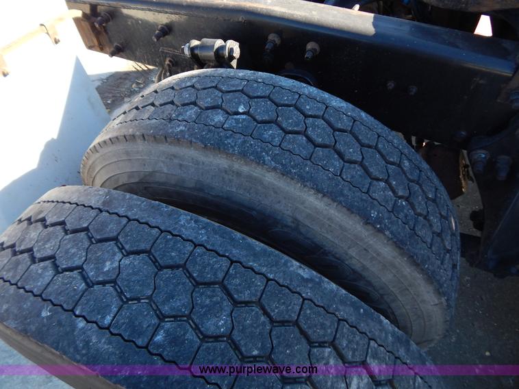 image for item H3996 2000 Freightliner FLD Classic XL semi truck