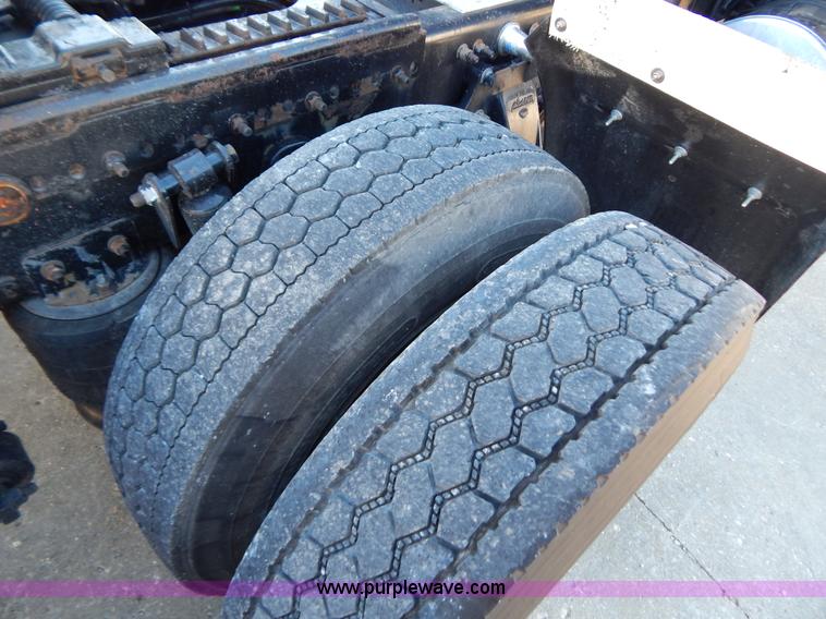 image for item H3996 2000 Freightliner FLD Classic XL semi truck