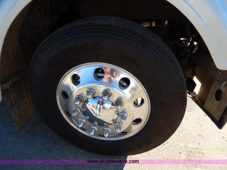 image for item H3996 2000 Freightliner FLD Classic XL semi truck