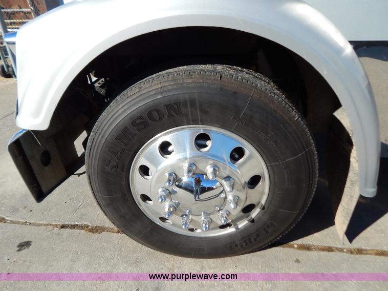 image for item H3996 2000 Freightliner FLD Classic XL semi truck