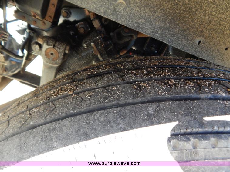 image for item H3996 2000 Freightliner FLD Classic XL semi truck