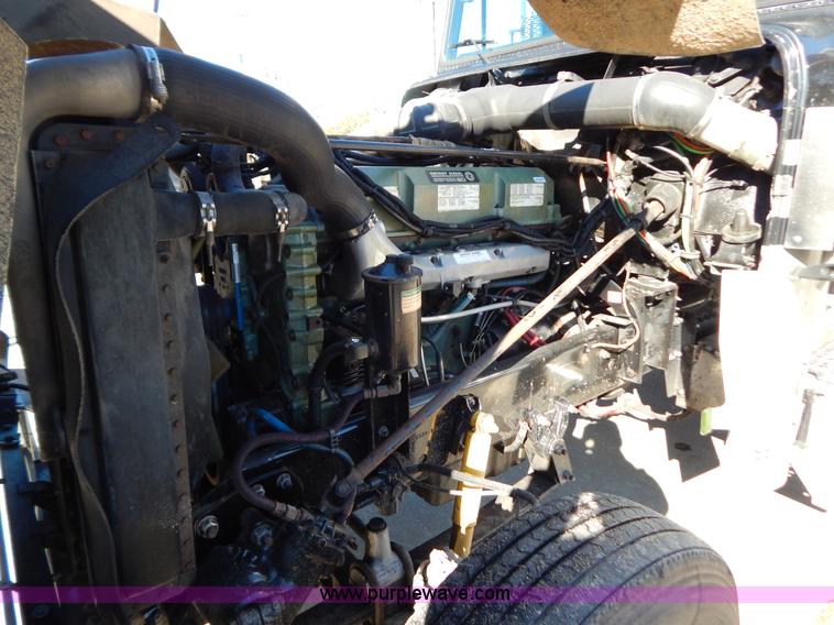 image for item H3996 2000 Freightliner FLD Classic XL semi truck