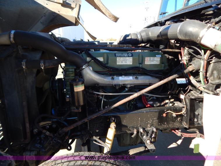 image for item H3996 2000 Freightliner FLD Classic XL semi truck