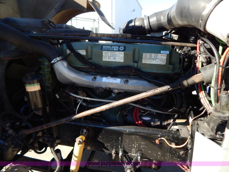 image for item H3996 2000 Freightliner FLD Classic XL semi truck