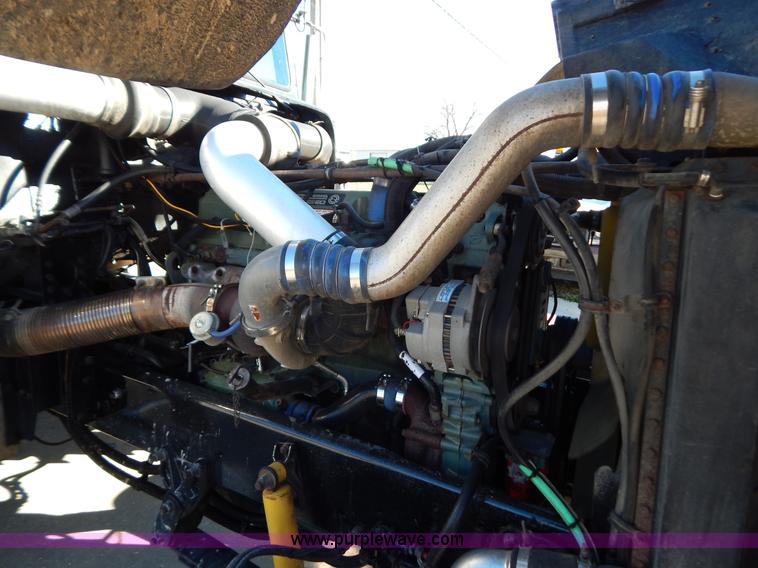 image for item H3996 2000 Freightliner FLD Classic XL semi truck