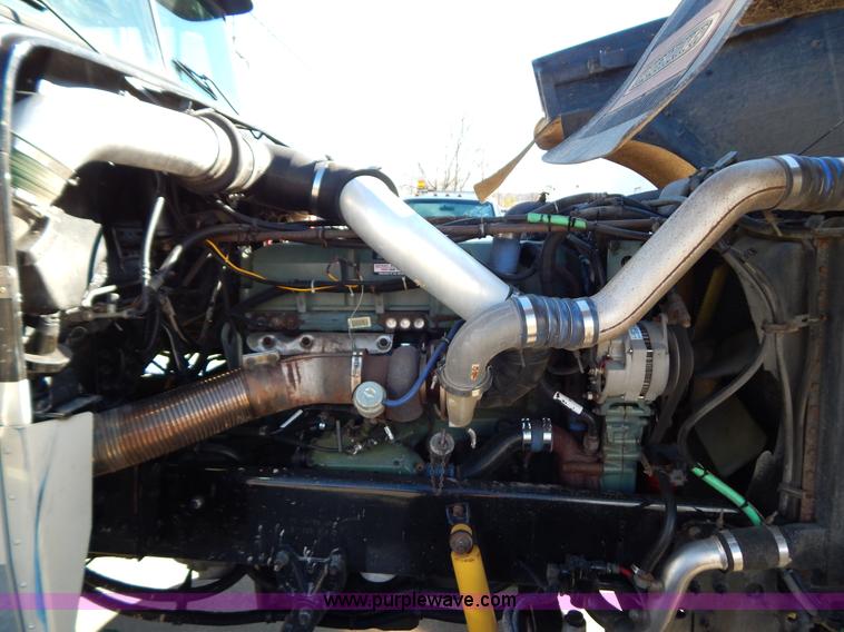 image for item H3996 2000 Freightliner FLD Classic XL semi truck