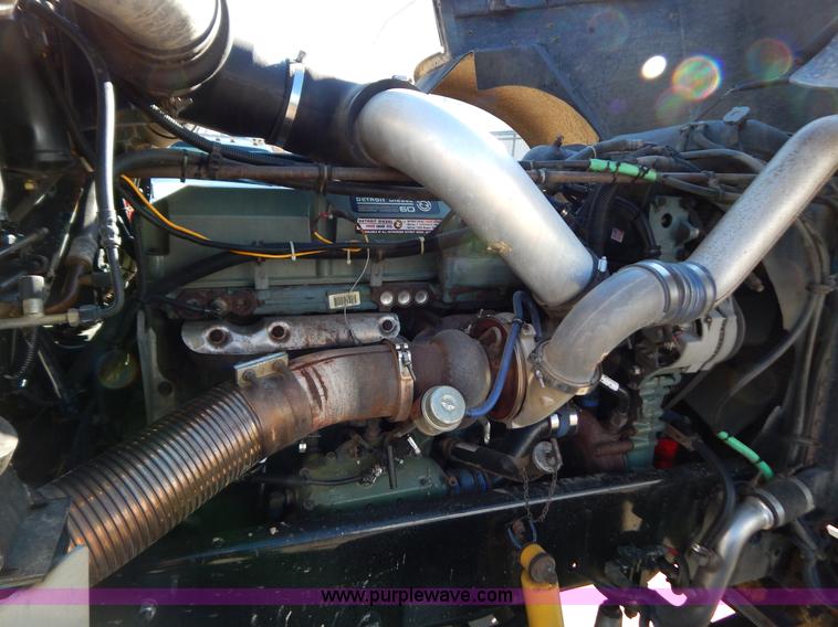 image for item H3996 2000 Freightliner FLD Classic XL semi truck