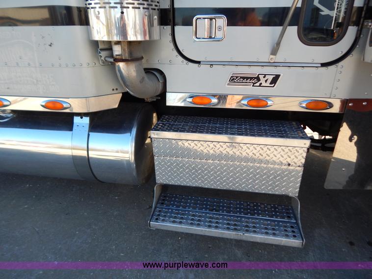 image for item H3996 2000 Freightliner FLD Classic XL semi truck