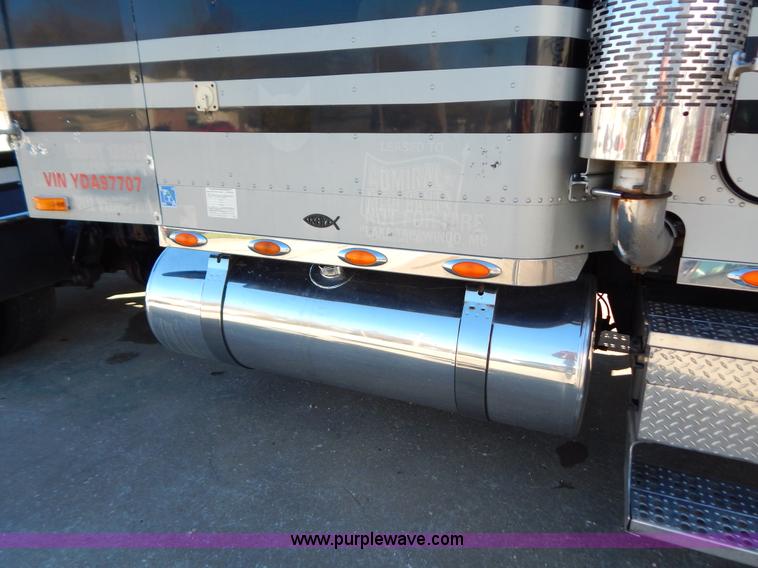 image for item H3996 2000 Freightliner FLD Classic XL semi truck