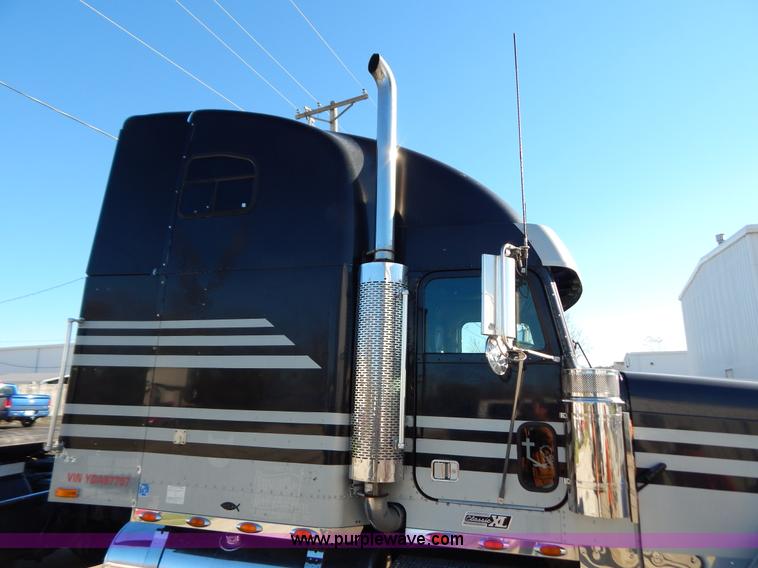 image for item H3996 2000 Freightliner FLD Classic XL semi truck