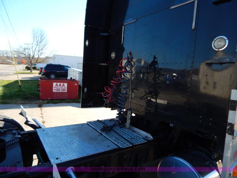 image for item H3996 2000 Freightliner FLD Classic XL semi truck