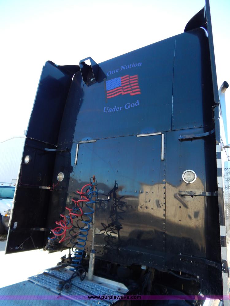 image for item H3996 2000 Freightliner FLD Classic XL semi truck