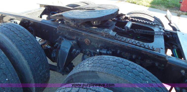 image for item H3996 2000 Freightliner FLD Classic XL semi truck