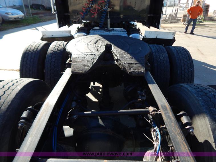 image for item H3996 2000 Freightliner FLD Classic XL semi truck