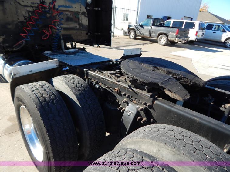 image for item H3996 2000 Freightliner FLD Classic XL semi truck