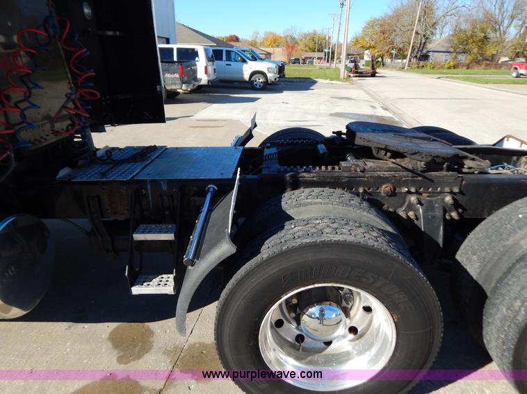 image for item H3996 2000 Freightliner FLD Classic XL semi truck