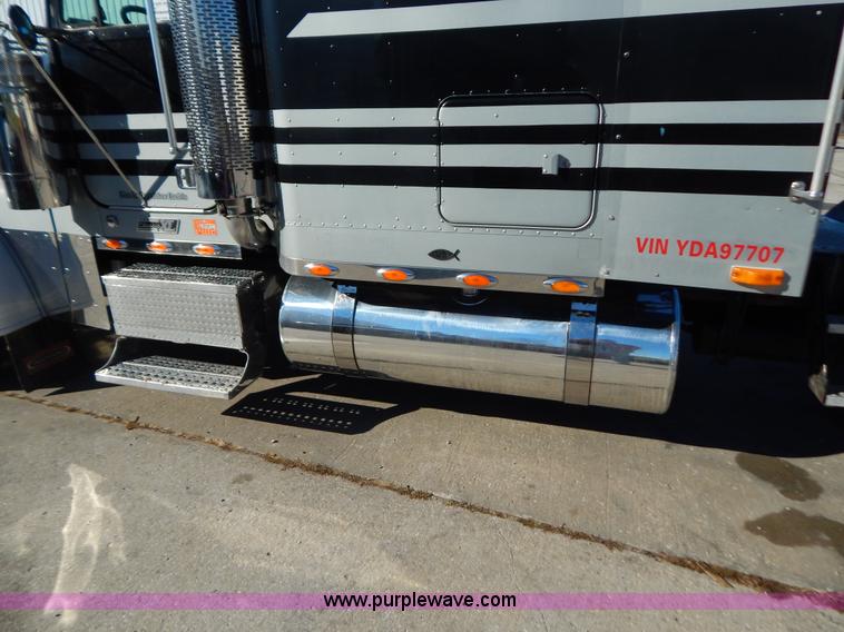 image for item H3996 2000 Freightliner FLD Classic XL semi truck