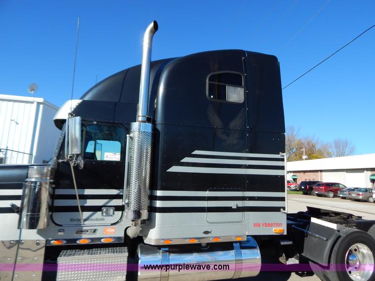 image for item H3996 2000 Freightliner FLD Classic XL semi truck