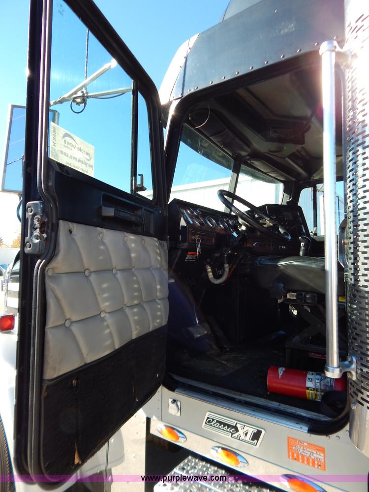 image for item H3996 2000 Freightliner FLD Classic XL semi truck