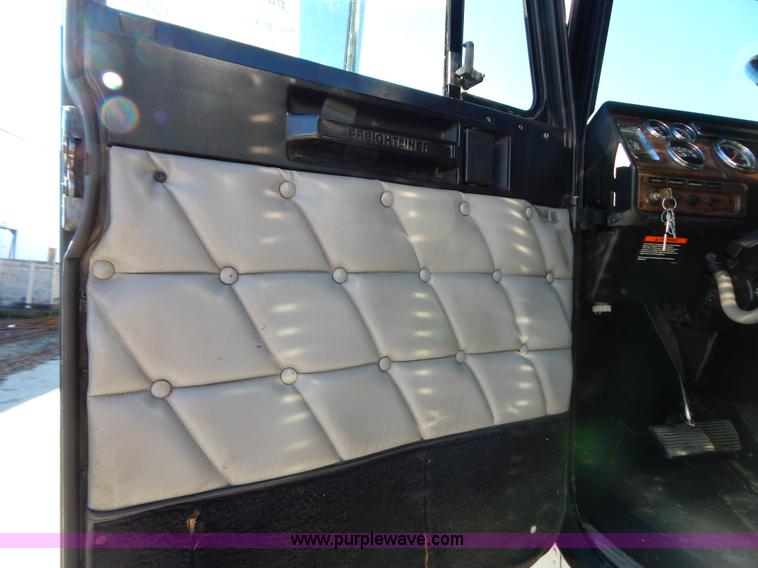 image for item H3996 2000 Freightliner FLD Classic XL semi truck