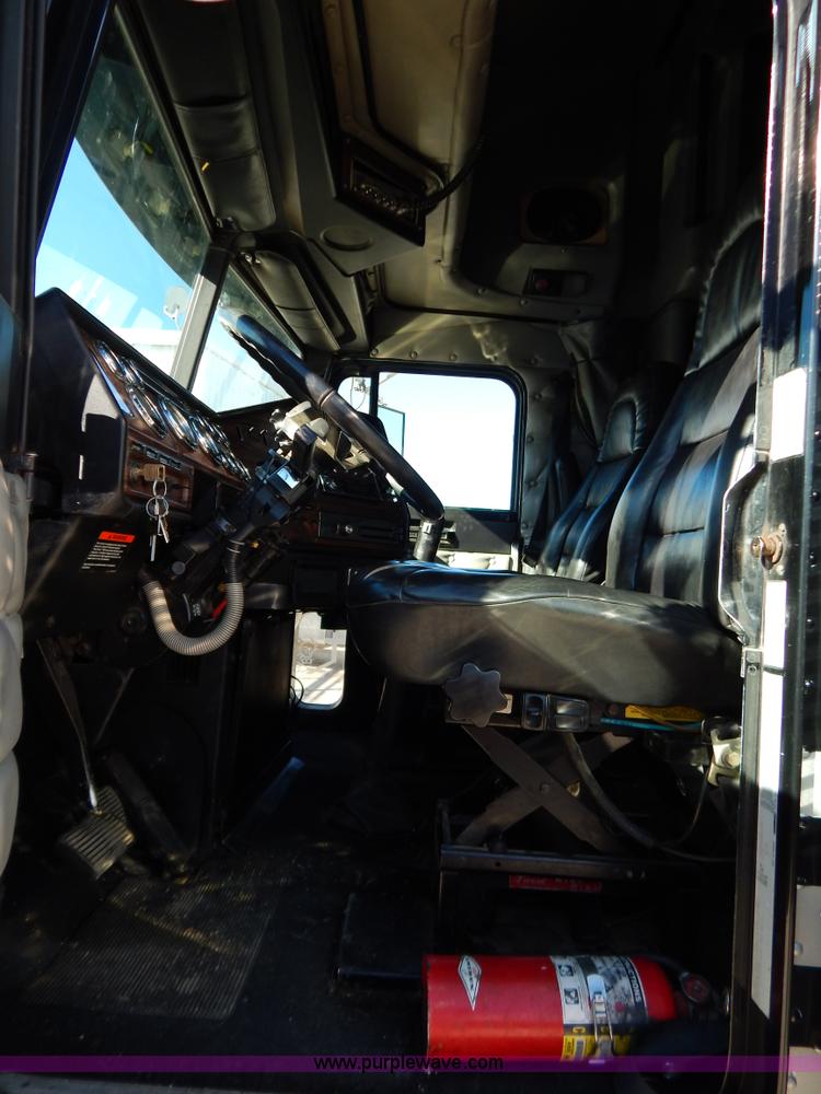 image for item H3996 2000 Freightliner FLD Classic XL semi truck