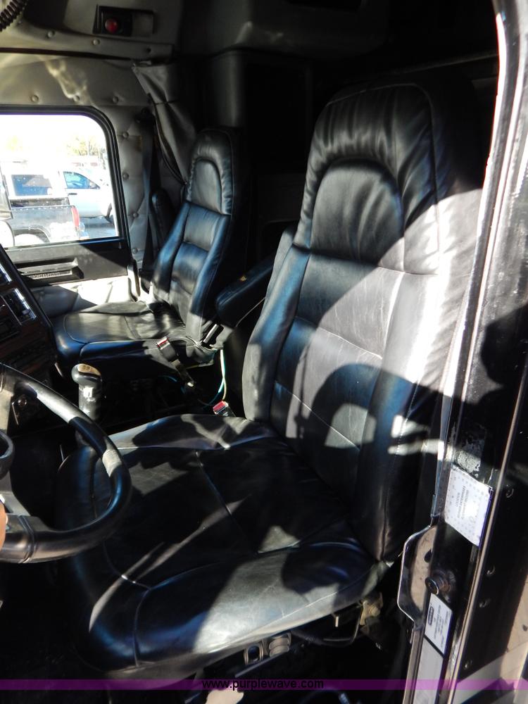 image for item H3996 2000 Freightliner FLD Classic XL semi truck