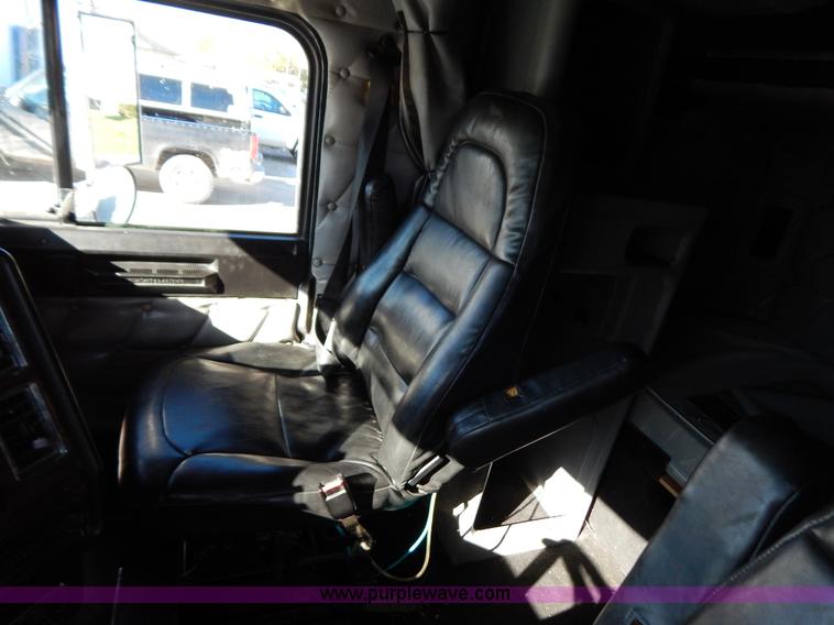 image for item H3996 2000 Freightliner FLD Classic XL semi truck