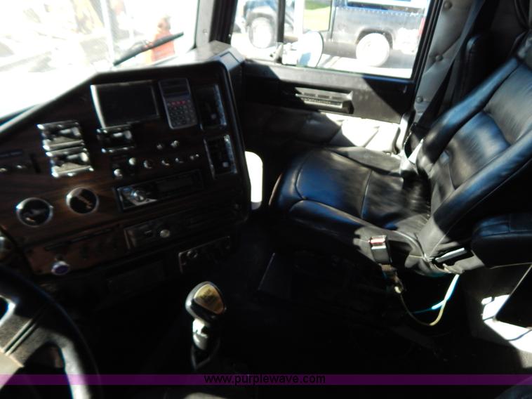 image for item H3996 2000 Freightliner FLD Classic XL semi truck