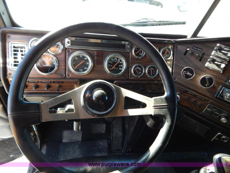 image for item H3996 2000 Freightliner FLD Classic XL semi truck