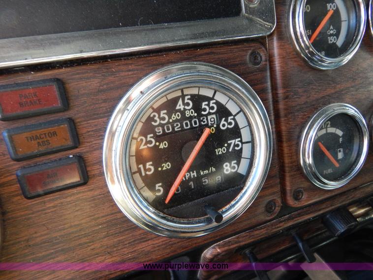 image for item H3996 2000 Freightliner FLD Classic XL semi truck