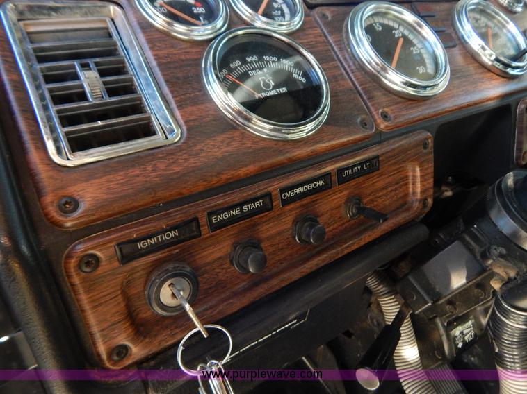 image for item H3996 2000 Freightliner FLD Classic XL semi truck