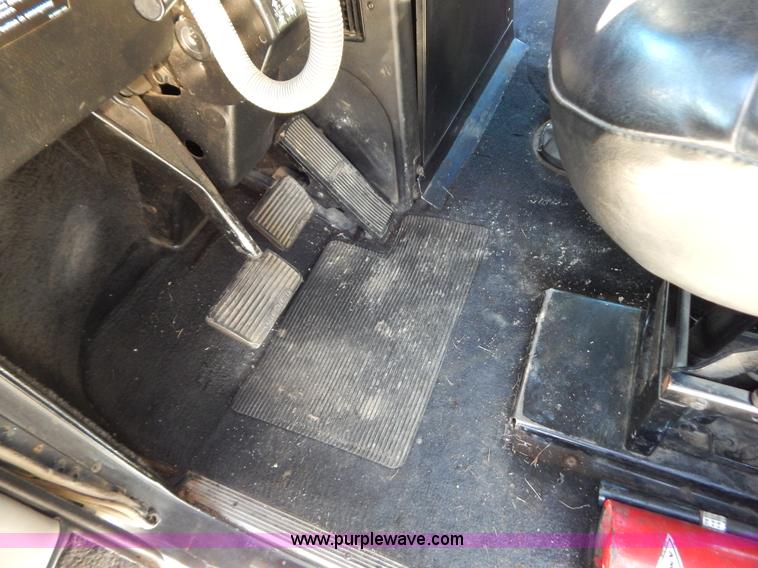 image for item H3996 2000 Freightliner FLD Classic XL semi truck