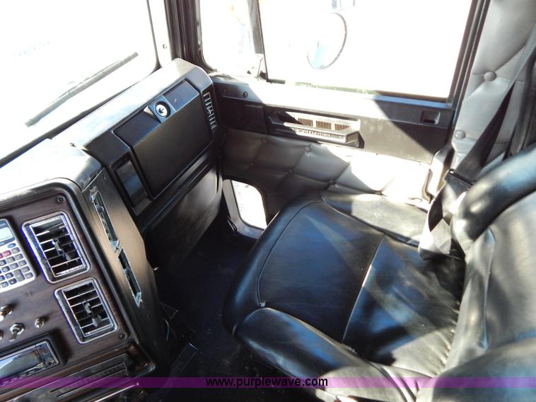 image for item H3996 2000 Freightliner FLD Classic XL semi truck