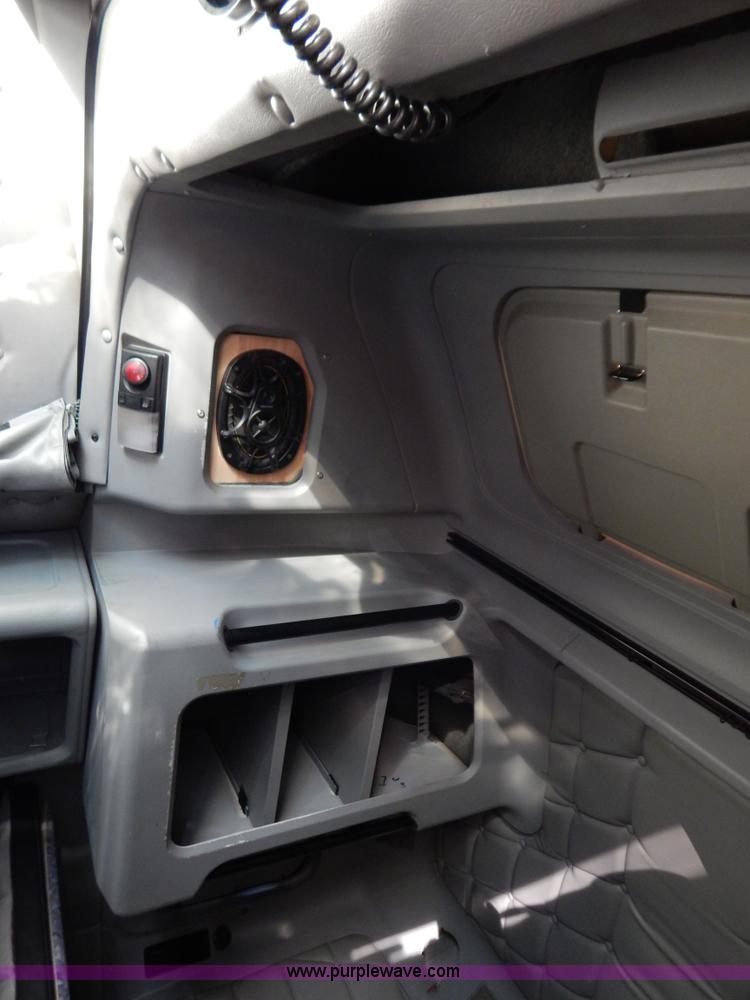 image for item H3996 2000 Freightliner FLD Classic XL semi truck